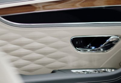 سيارة السيدان الفاخرة عالية الأداء من BENTLEY