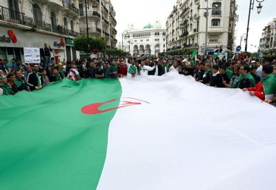 الجيش الجزائري يتمسك بإجراء الانتخابات كمخرج للأزمة