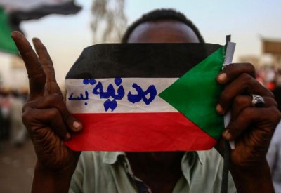 السودان.. عودة إلى مربع "مدنية السلطة" وتلويح بالعصيان