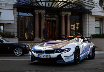 BMW i تكشف الستار عن سيارتها الهجينة والجديدة