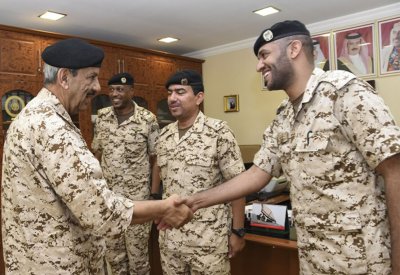 القائد العام يقوم بزيارة تفقدية لإحدى وحدات قوة دفاع البحرين