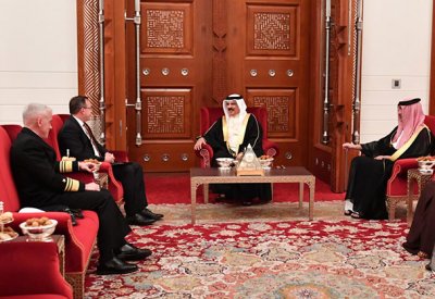  جلالة الملك المفدى يستقبل السفير الأمريكي لدى المملكة و قائد الأسطول الخامس