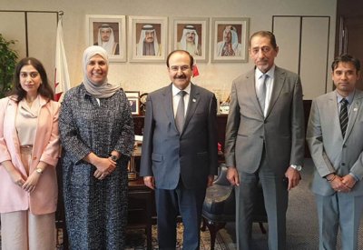 الوزير ميرزا يشيد بجهود مؤسسة بحرين ترست 