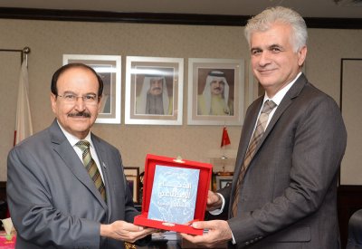 الوزير ميرزا يتسلم كتاب "الذكاء الاصطناعي، مستقبل البشرية" 