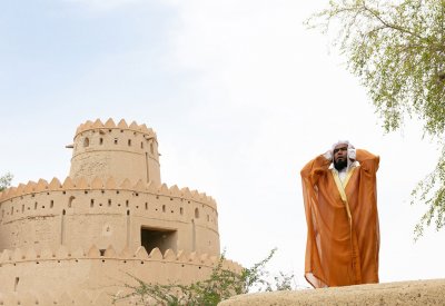 صوت الآذان يصدح مجدداً في قلعة الجاهلي التاريخية في العين