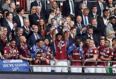 أستون فيلا يعود إلى الدوري الإنجليزي الممتاز