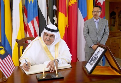 وزير الخارجية يقدم التعازي في وفاة والد ملك ماليزيا الصديقة