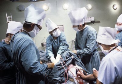 أطباء يعثرون على عدد من الأشياء في معدة رجل هندي