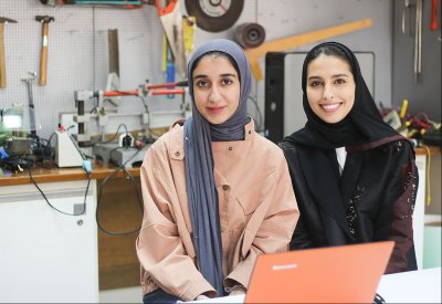 طالبتان بجامعة البحرين تخترعان قفازاً للصم والبكم
