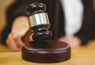 تأييد حبس شابة عربية سنة لضربها شرطية وتمزيق ملابس آخر
