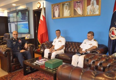 قائد خفر السواحل يبحث تعزيز الأمن البحري مع قائد قوة الواجب المختلطة (CTF150)