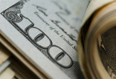 التوترات التجارية تعزز مسار الدولار صوب المكاسب