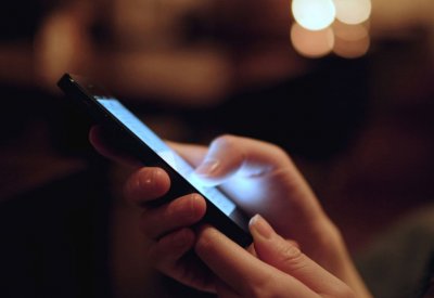 الحبس سنة لشاب خدع زميلته واستخرج "موبايلات" باسمها ووالدها وشقيقها