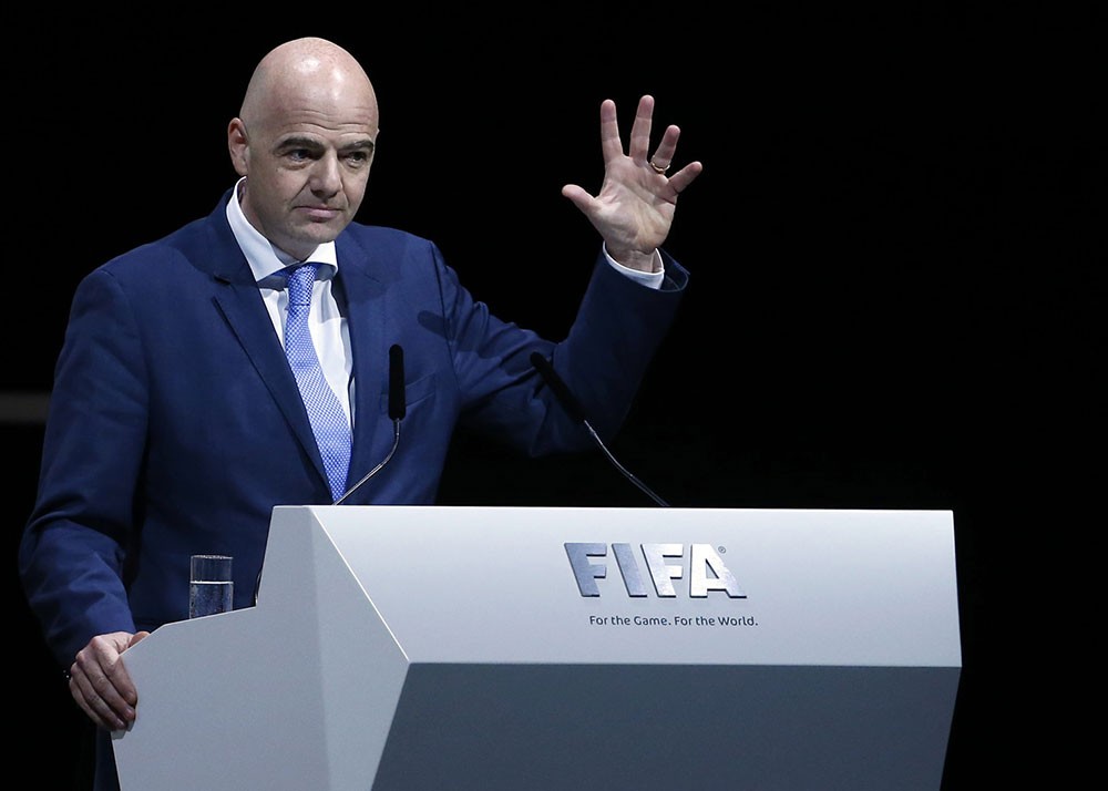 رئيس "الفيفا" يهنئ نادي الرفاع بلقب دوري ناصر بن حمد الممتاز