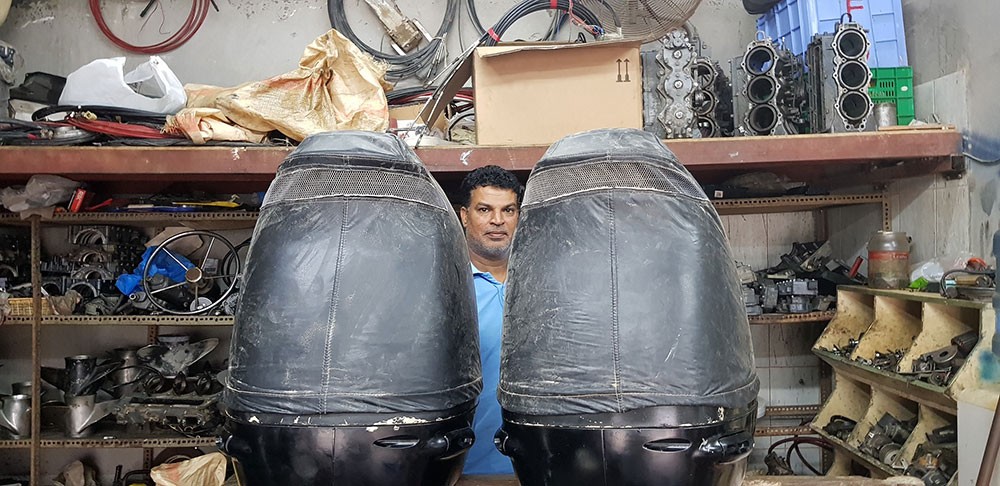 محمد حسن.. "بحار" تحول إلى "ميكانيكي محركات قوارب"