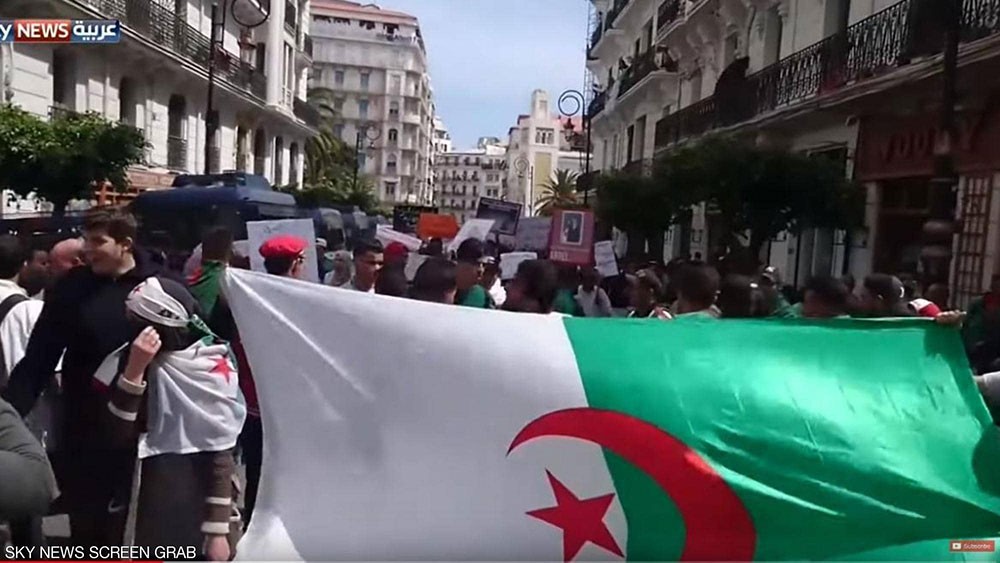  أمين جبهة التحرير يطلب الصفح من الجزائريين