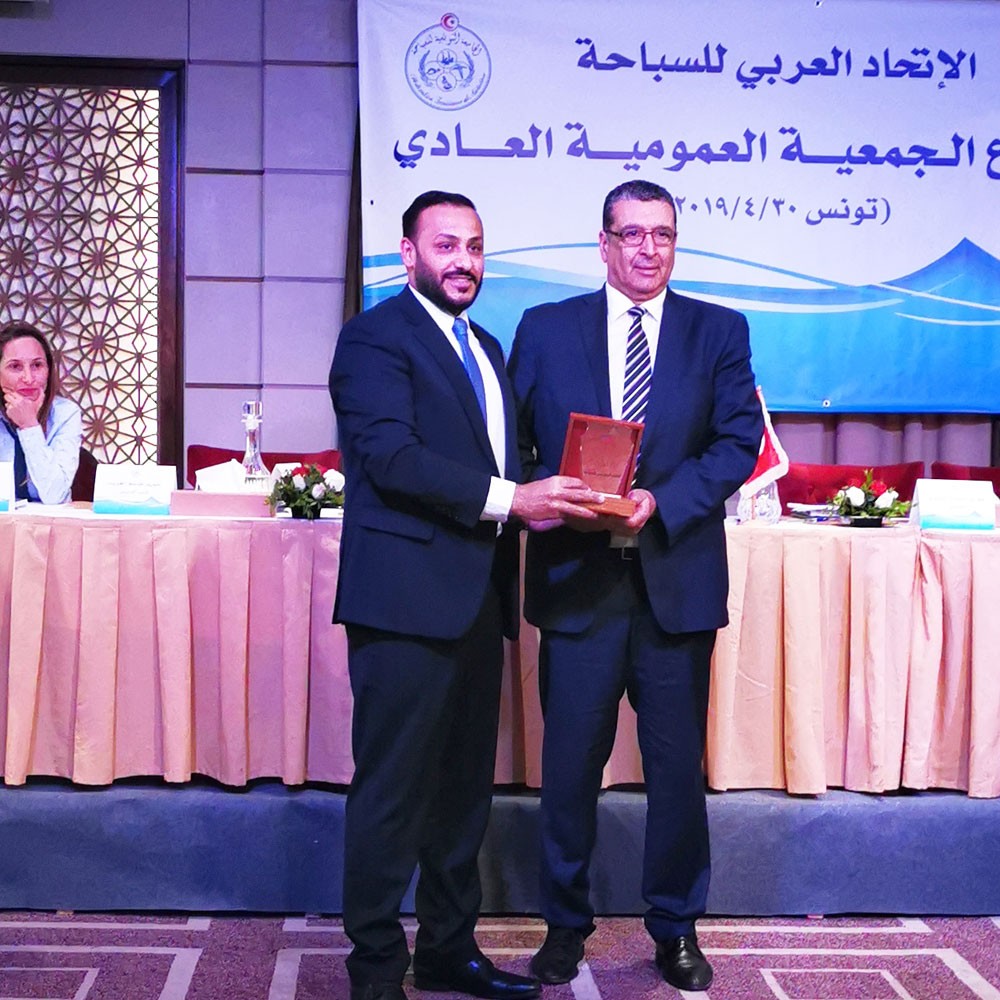 إتحاد السباحة يكرم رئيسي الاتحادين العربي والتونسي