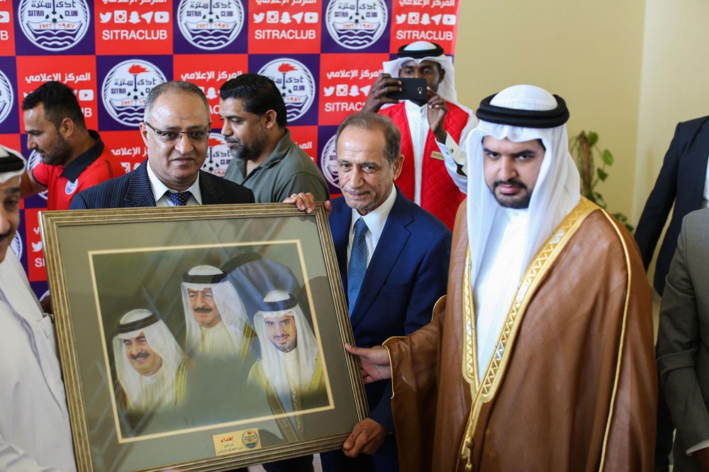 نادي سترة يحتفي بسمو الشيخ عيسى بن علي لدى زيارته للنادي