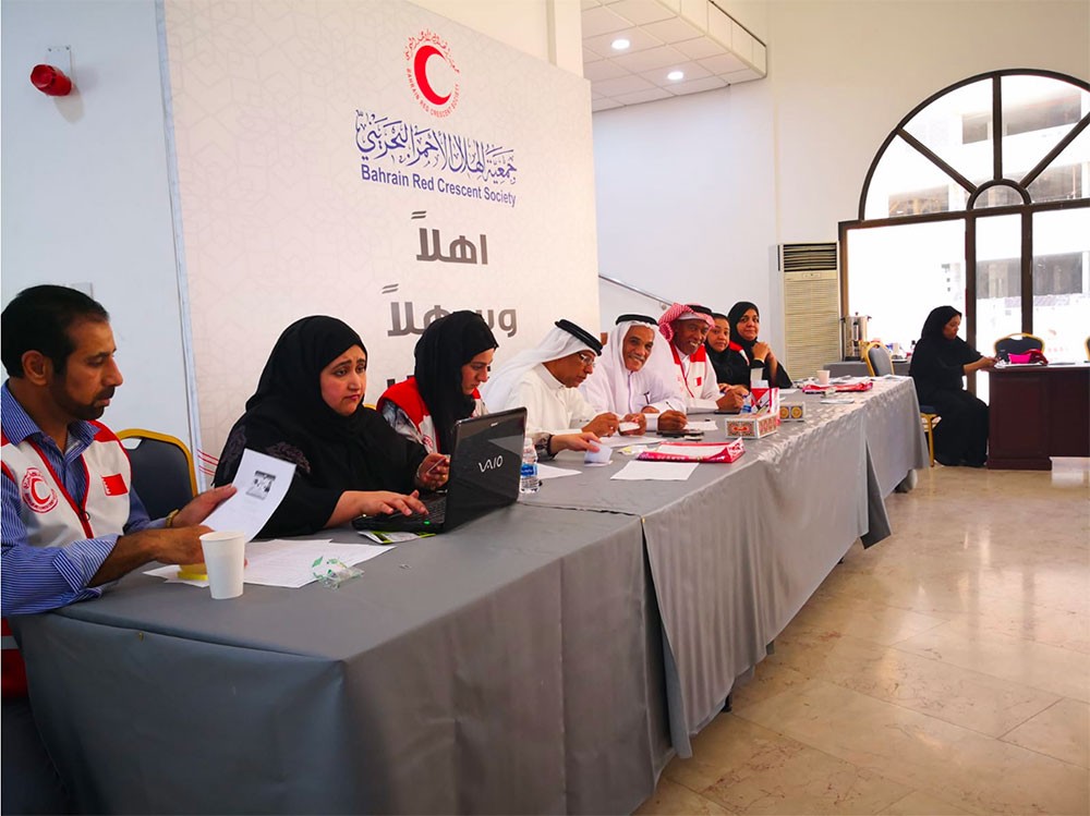 "الهلال الأحمر" تستكمل توزيع "مساعدات رمضان" على أربعة آلاف أسرة متعففة