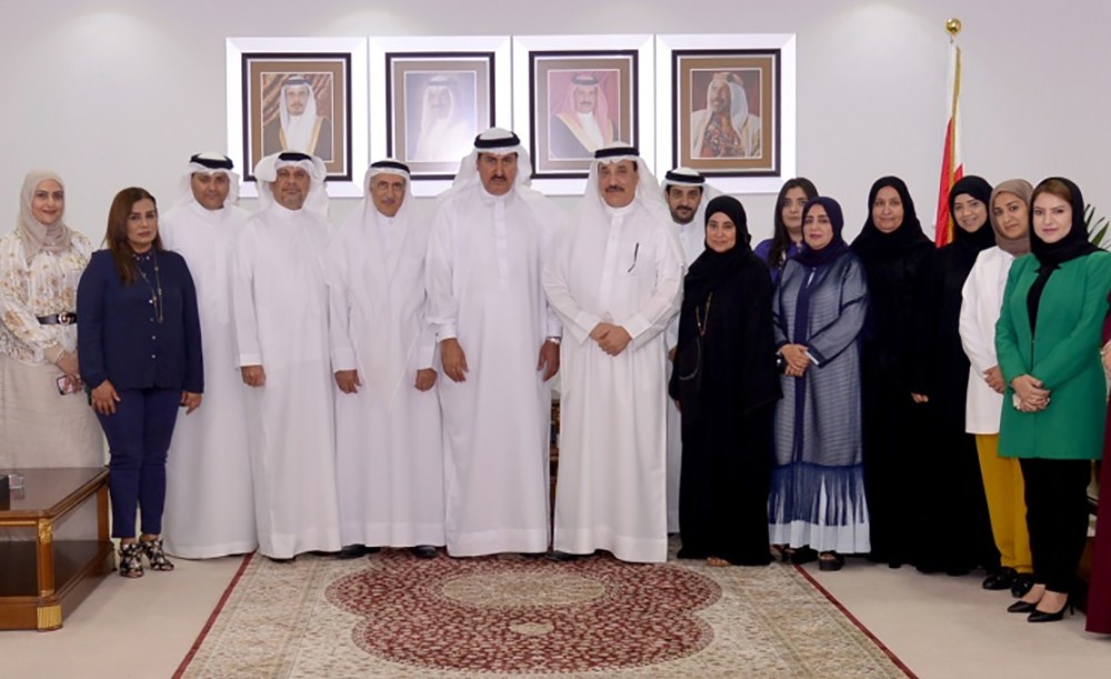 وزير العمل يكرم الدوسري بمناسبة منحه وسام مجلس التعاون للخدمة المدنية