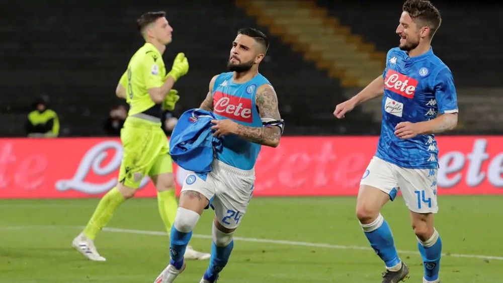 نابولي يتغلب على كالياري بهدفي ميرتينز وإنسيني