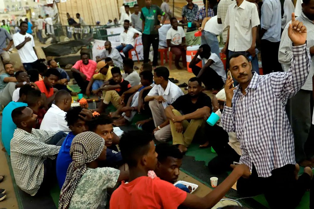 السودان.. مطابخ وإفطارات للمعتصمين الصائمين