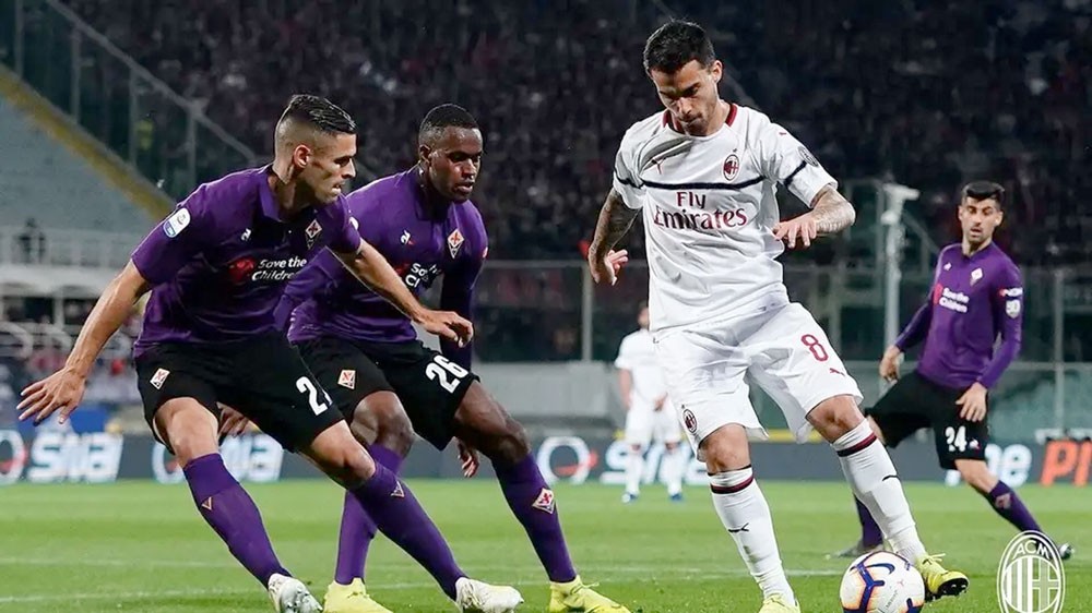 ميلان يهزم فيورنتينا ويواصل البحث عن "الأبطال"