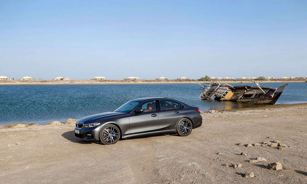 BMW الفئة الثالثة الجديدة ضمن المناظر الطبيعة في الشارقة