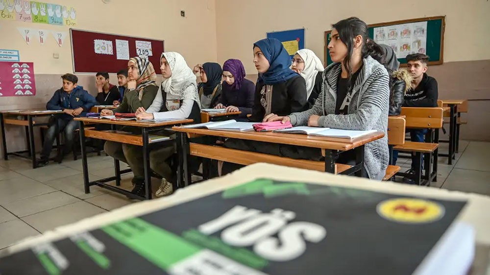 هكذا تنشر تركيا فكر الإخوان بمدارس اللاجئين على أراضيها