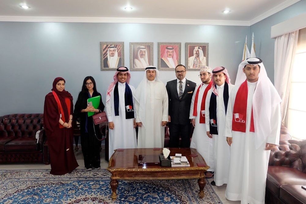 محافظ العاصمة يستقبل مجموعة من طلبة الطب في جامعة الخليج العربي