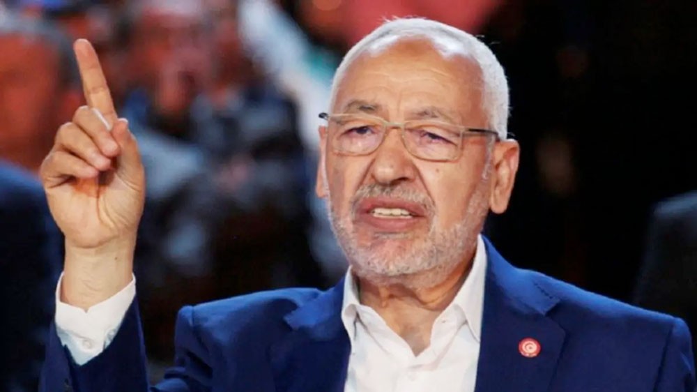  تونسية تصب غضبها على الغنوشي داخل طائرة