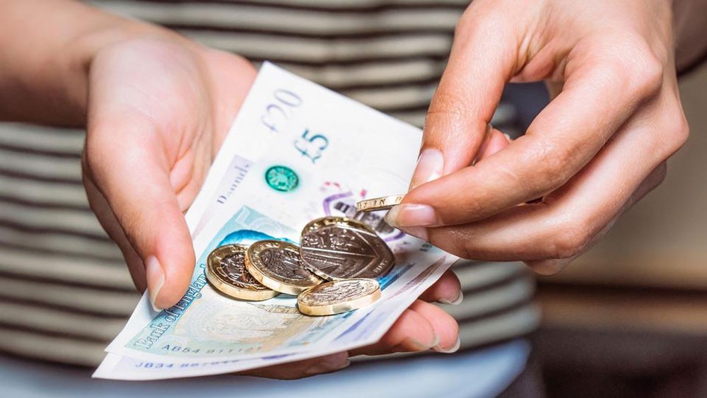 مطالبة ماي بالرحيل تهبط بالإسترليني دون 1.28 دولار