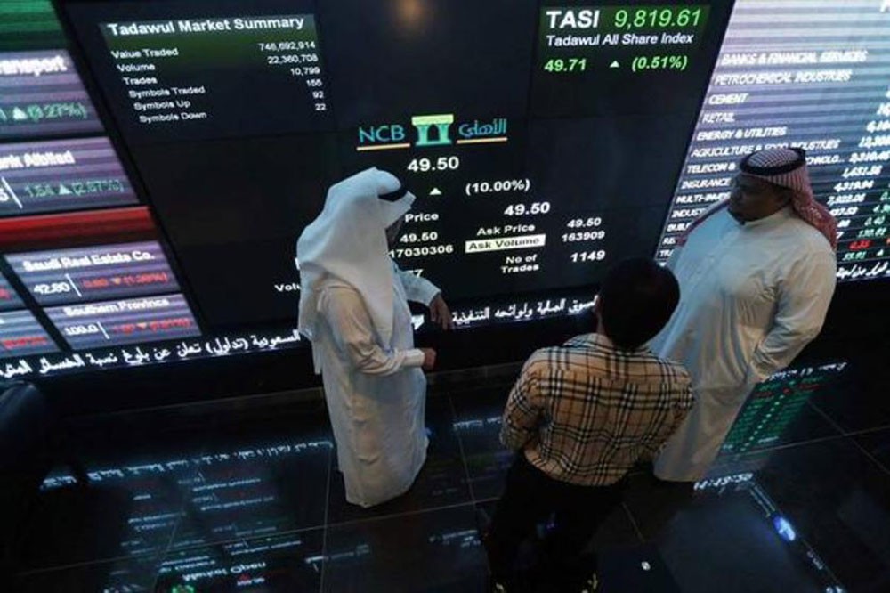 أسهم السعودية ترتفع بدعم من البنوك وتباين أداء باقي أسواق الخليج