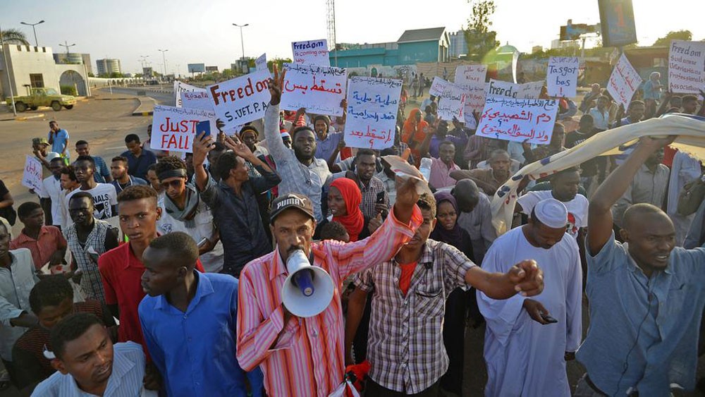 السودان.. "التغيير" ترسم حدودها ورفع المتاريس مستمر