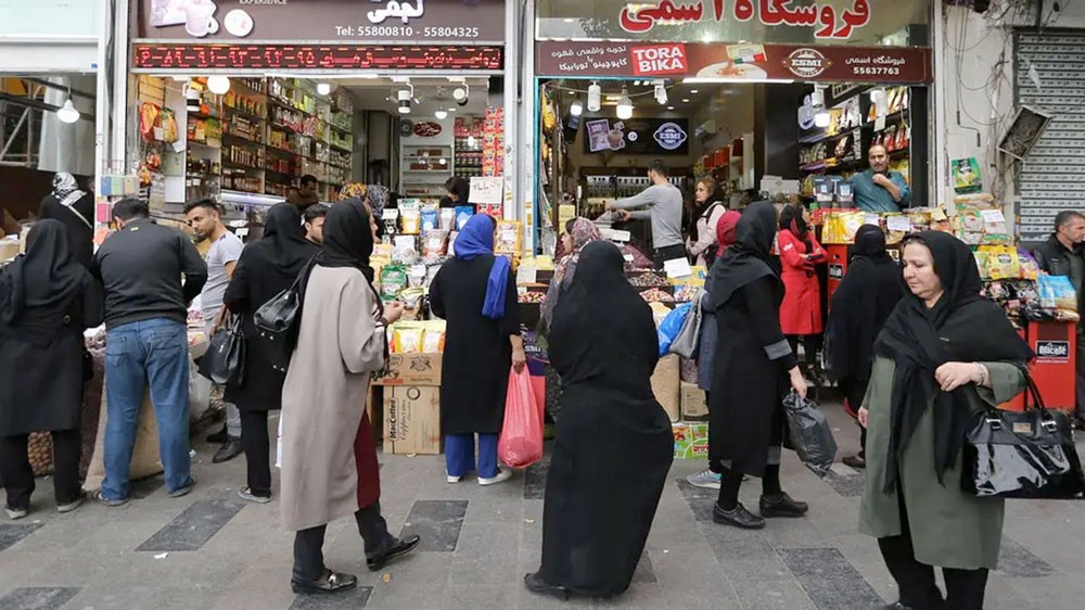 أزمة اقتصادية تخنق إيران.. ملايين الشباب يبحثون عن الهروب