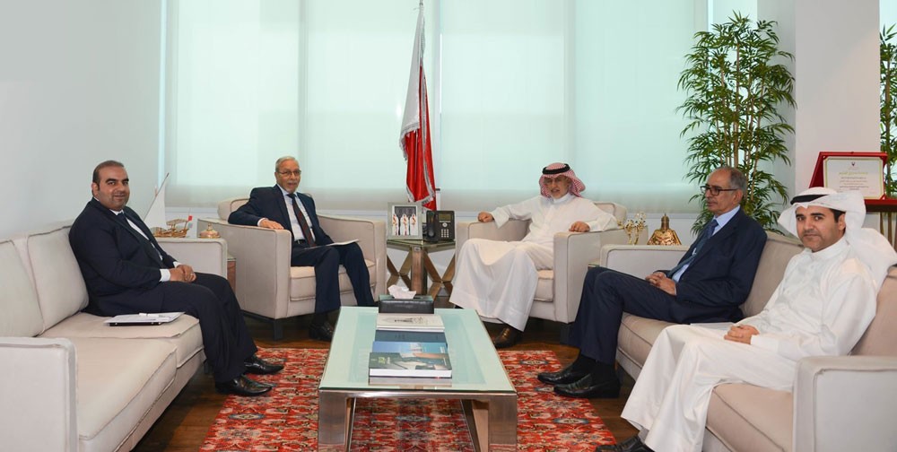 وزير الصناعة يتسلم تقريراً بتوصيات لجنة مراجعة ميثاق حوكمة الشركات
