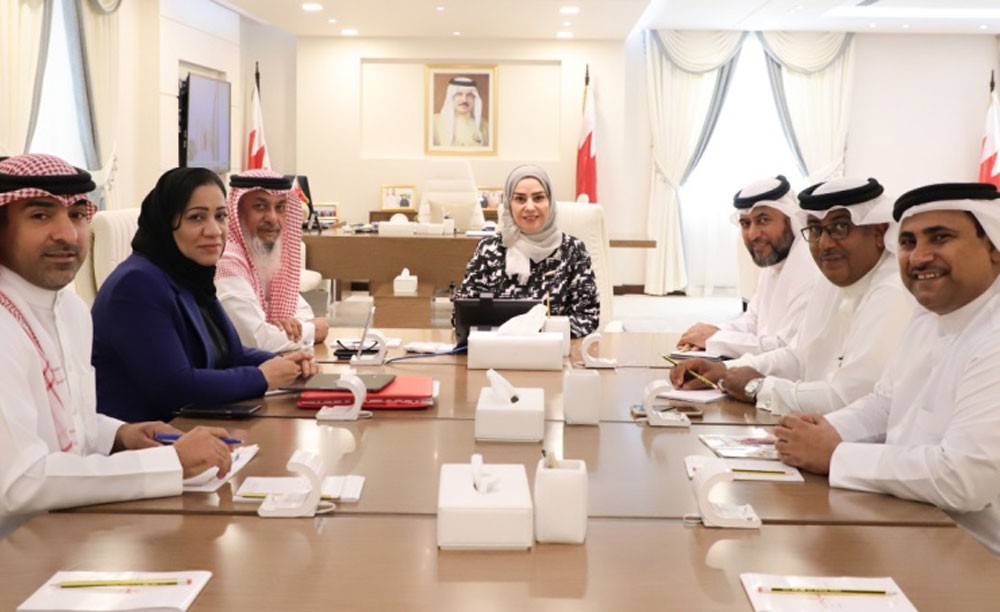 رئيسة مجلس النواب تلتقي بلجنة المرافق العامة والبيئة وتشيد بأدائها