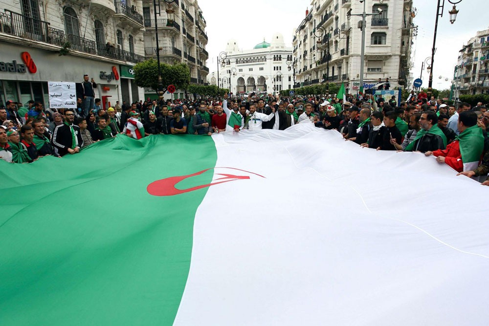 الجيش الجزائري يتمسك بإجراء الانتخابات كمخرج للأزمة