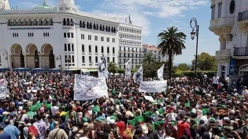 الجزائر.. الطلبة يتظاهرون مجددا ووزراء بالجملة أمام القضاء
