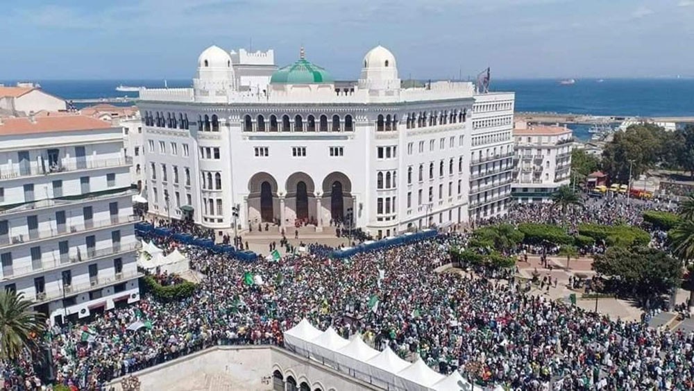الجزائر تغلق ساحة البريد.. قلب الحراك النابض