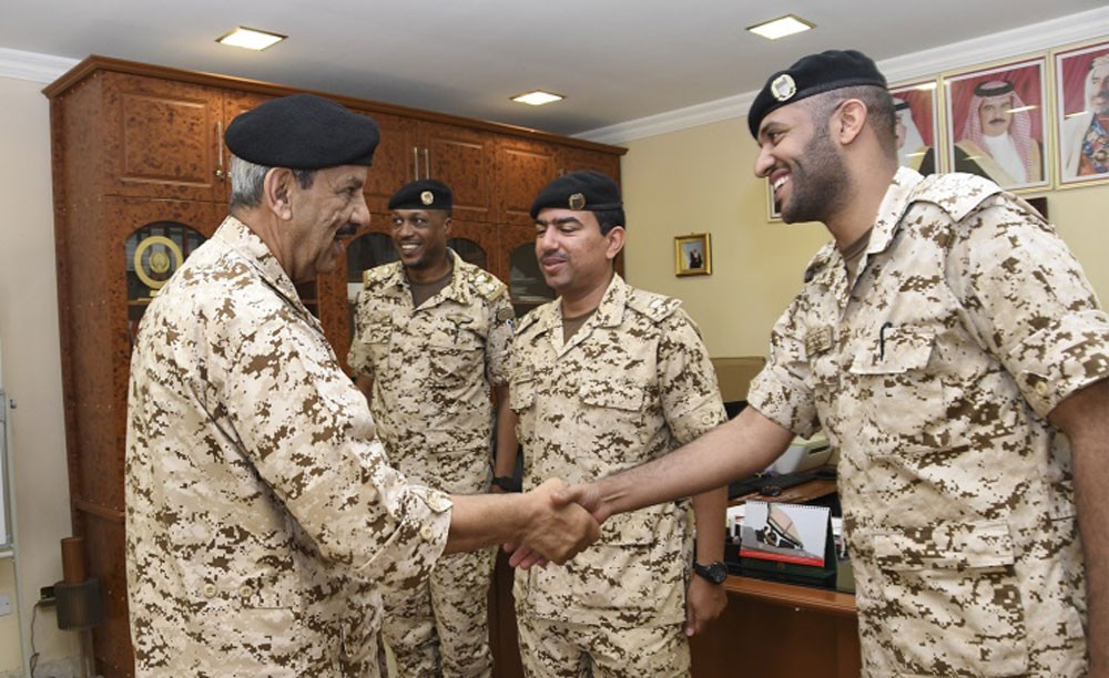 القائد العام يقوم بزيارة تفقدية لإحدى وحدات قوة دفاع البحرين