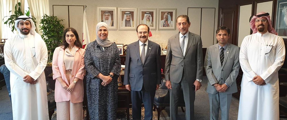 الوزير ميرزا يشيد بجهود مؤسسة بحرين ترست 