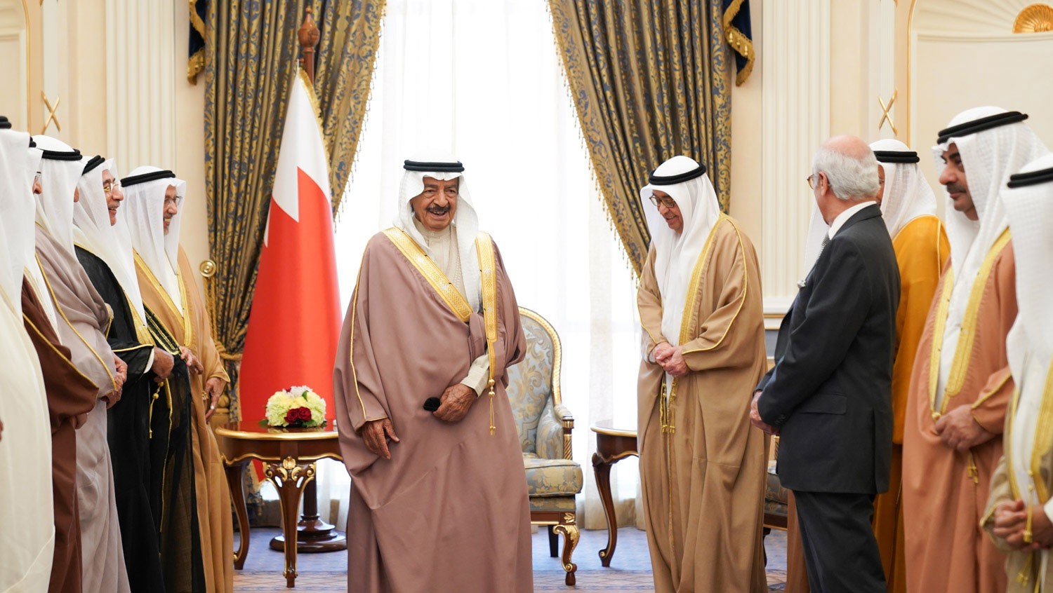  سمو رئيس الوزراء يدعو العرب والمسلمين بأن يضعوا ثقلهم خلف السعودية‎