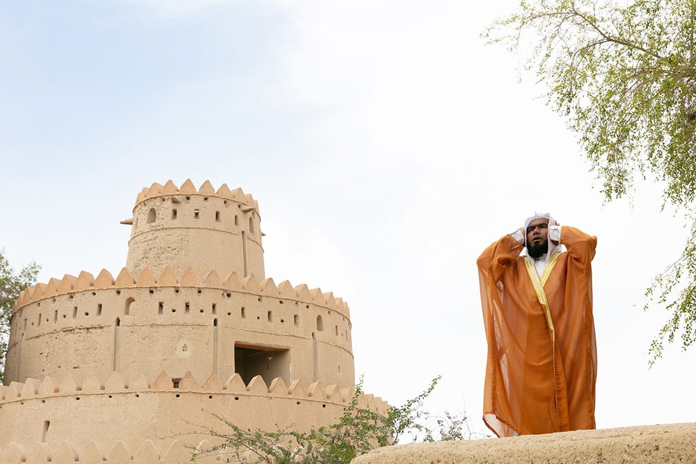صوت الآذان يصدح مجدداً في قلعة الجاهلي التاريخية في العين