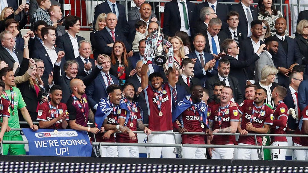 أستون فيلا يعود إلى الدوري الإنجليزي الممتاز
