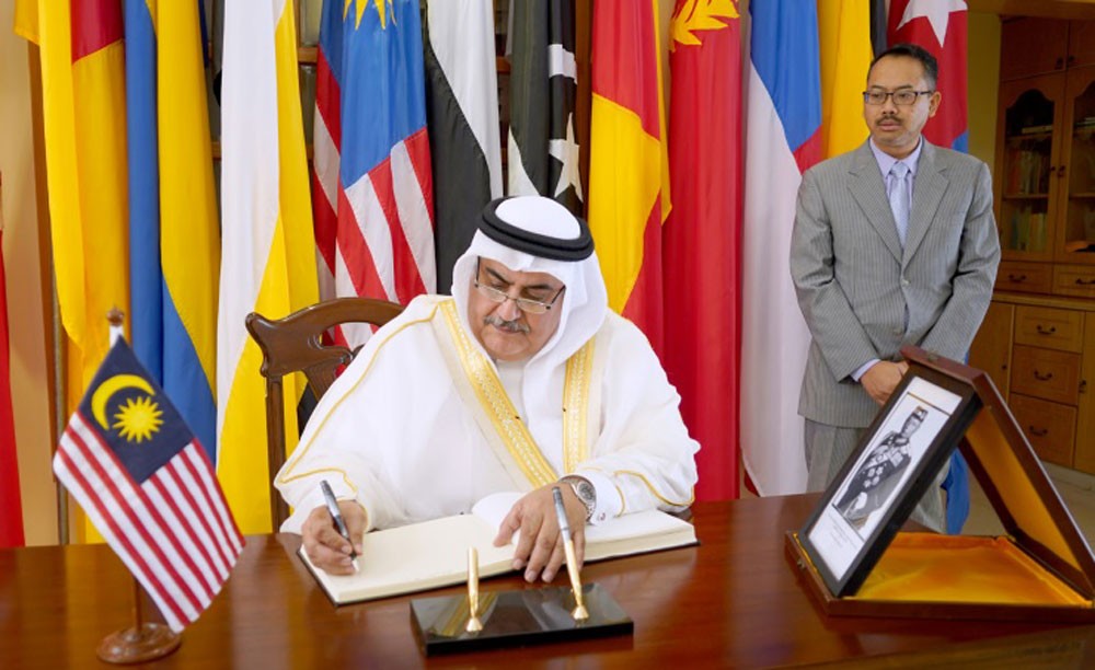 وزير الخارجية يقدم التعازي في وفاة والد ملك ماليزيا الصديقة