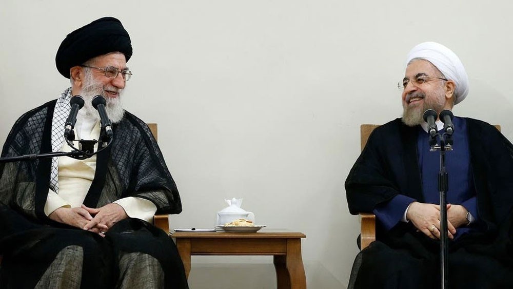 ردا على روحاني.. المتشددون يطالبون خامنئي بمراجعة الدستور