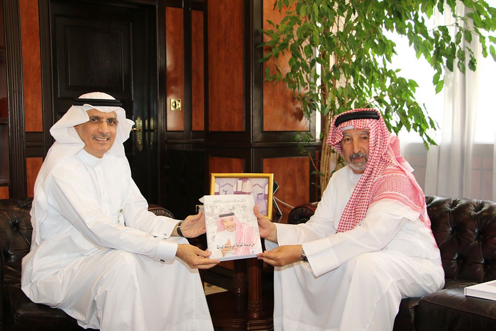 الدكتور عبدالله المطوع يهدي رئيس جامعة الخليج العربي إصداراته الجديدة