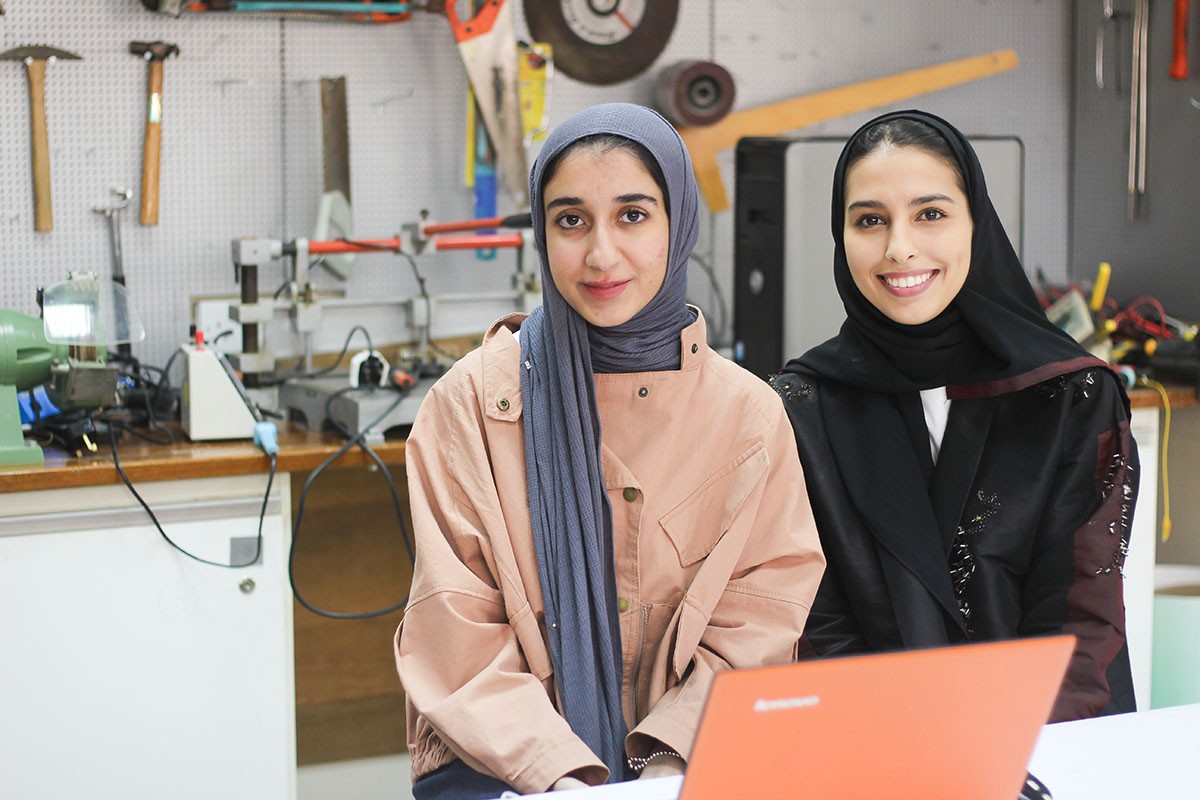 طالبتان بجامعة البحرين تخترعان قفازاً للصم والبكم