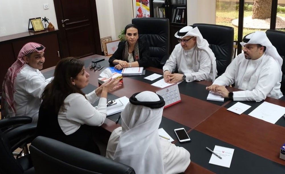 عسكر يلتقي بالجيب لبحث مشروع المدرسة الرياضية